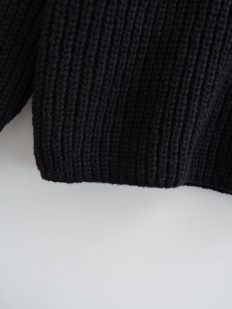 STRICK SWEATER MIT WEIẞEN AKZENTEN